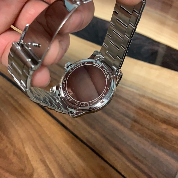 New Michael Kors stainless steel watch - Picture 3 of 3